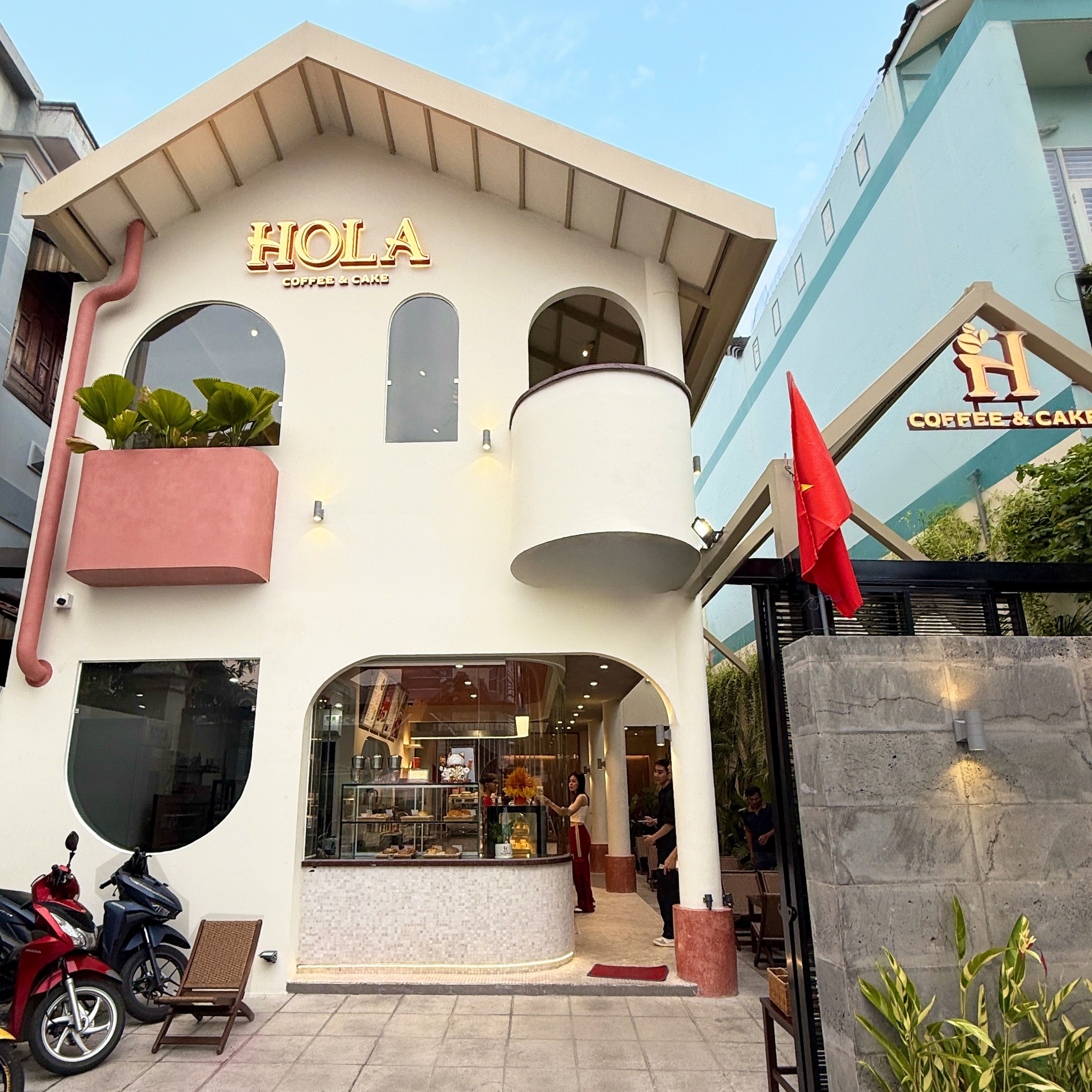Không gian HOLA Coffee & Cake